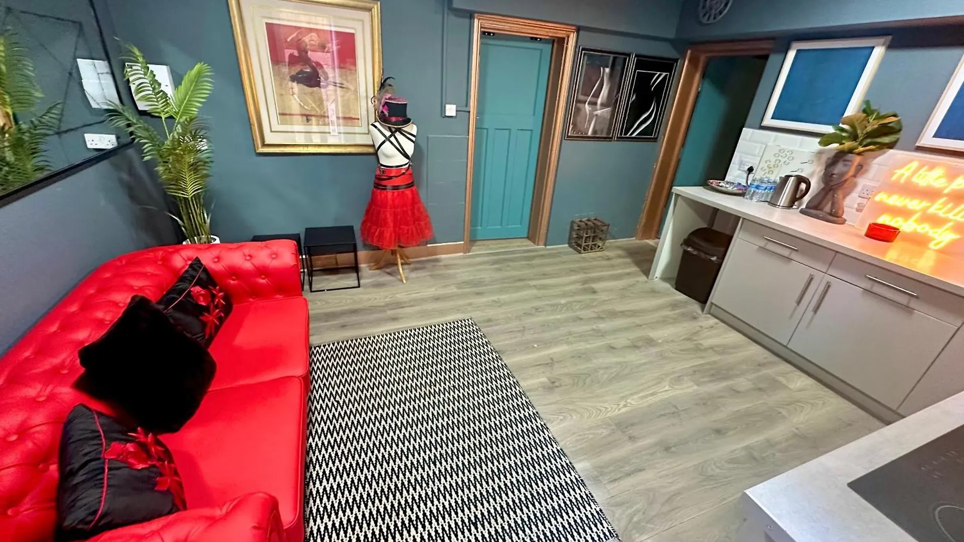 The Den Of Desire - Adults Only Experience - Walk To Beach And Town Centre - Bournemouth Apartment