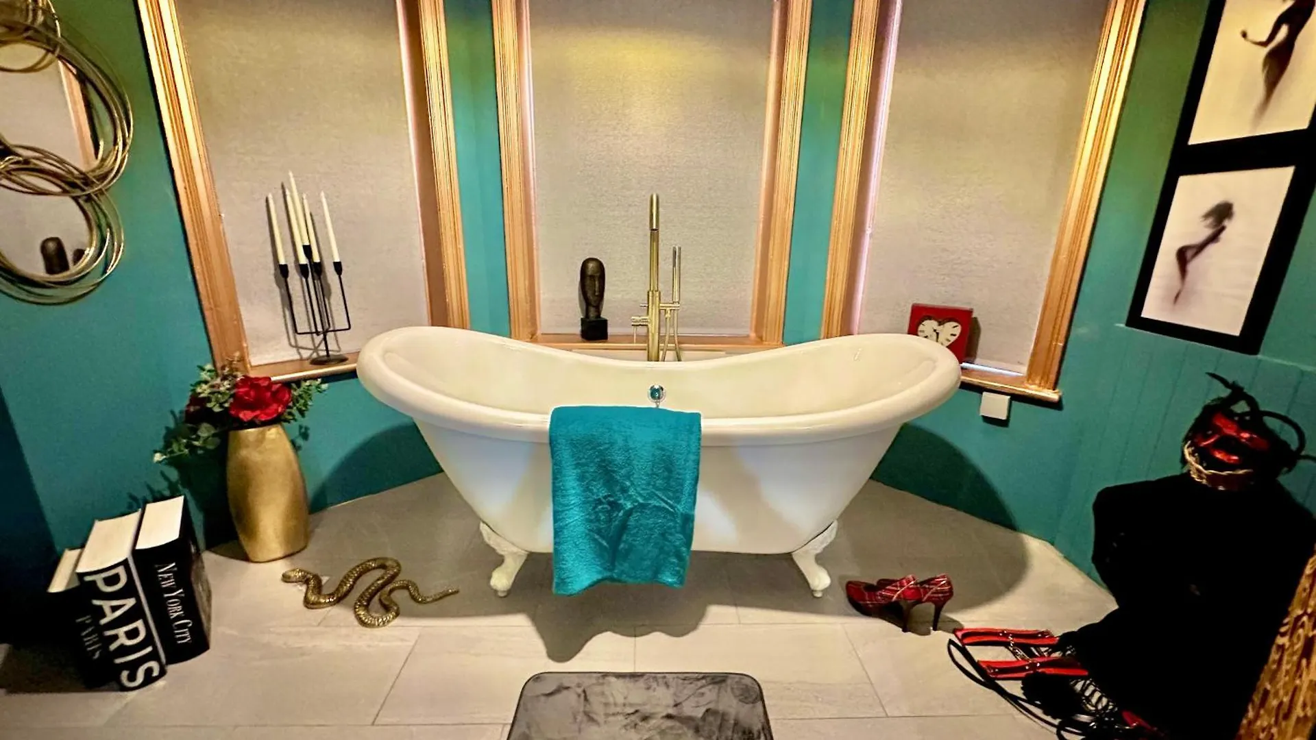 The Den Of Desire - Adults Only Experience - Walk To Beach And Town Centre - Bournemouth Apartment